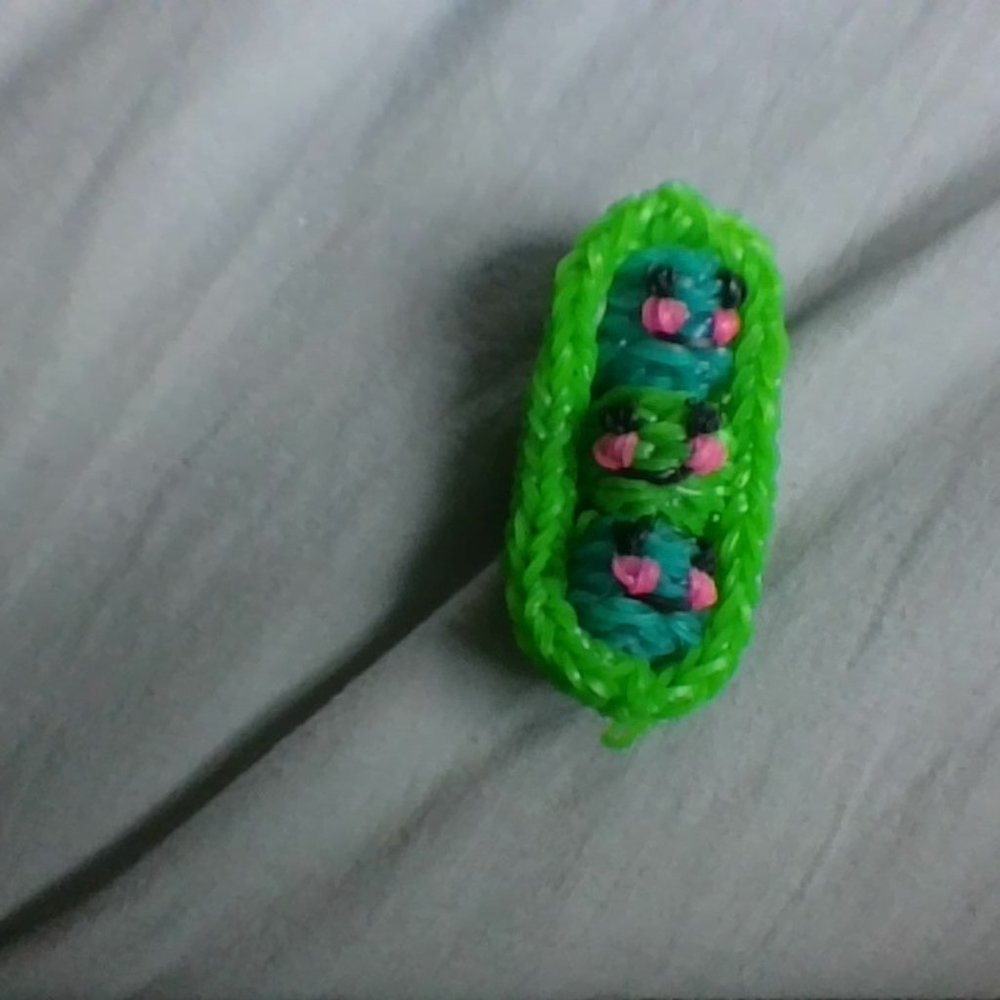 handmade 3 peas in a pod rainbow loom amigurumi!